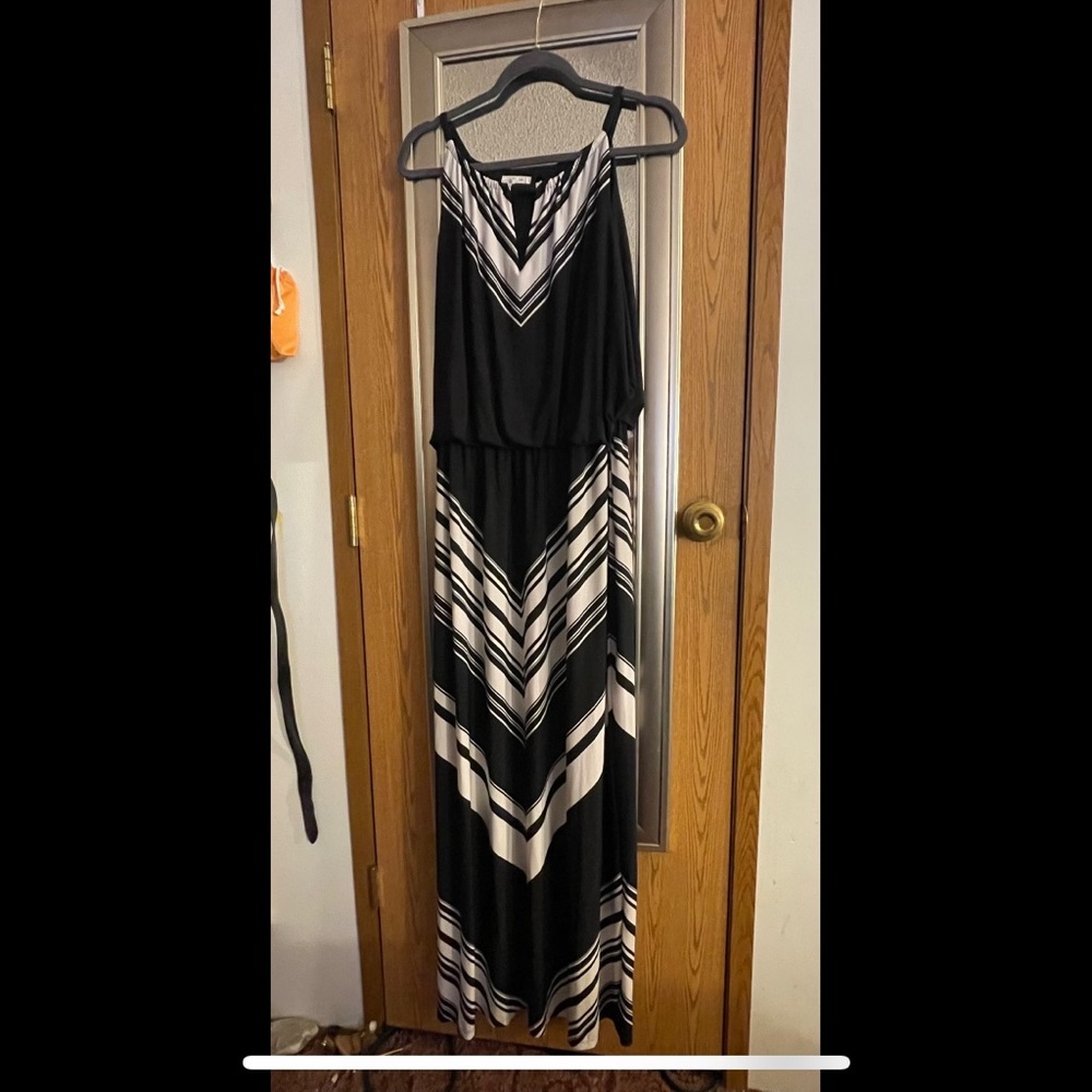 0X Maurices black and white maxi dress